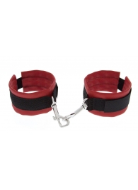 Красно-чёрные полиуретановые наручники Luxurious Handcuffs - Blush Novelties - купить с доставкой в Мурманске